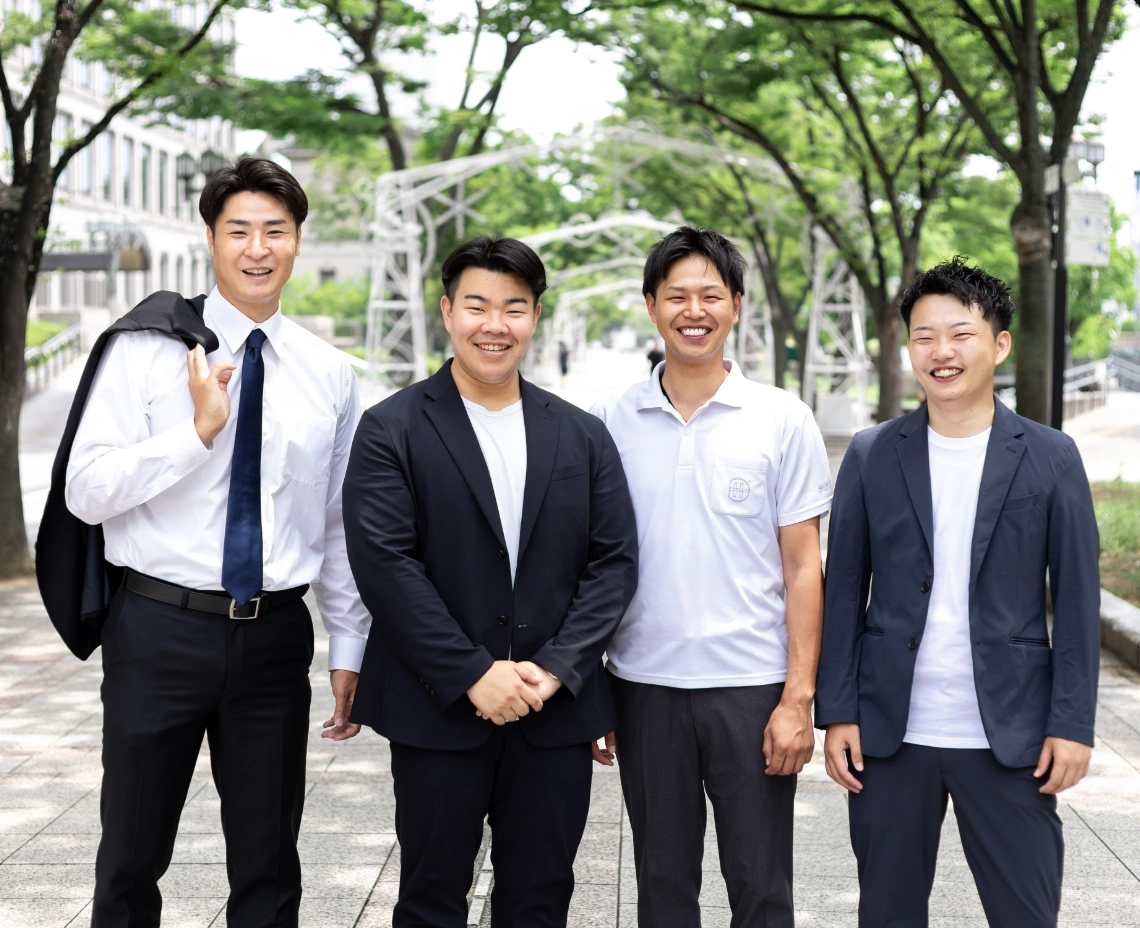 男性4名が横に並んでいる画像