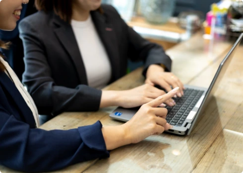 パソコンを操作している手