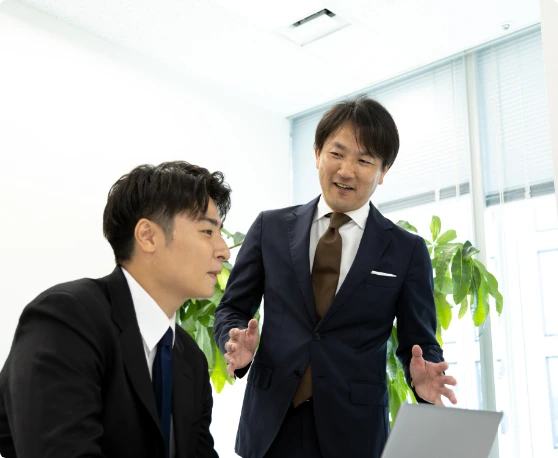 仕事をしている男性二人